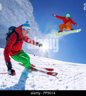 Ski alpin ski en haute montagne sur fond de ciel bleu Banque D'Images