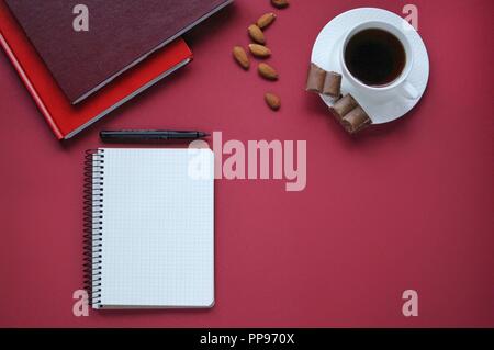 Fonds de l'étude. Arrière-plan de l'éducation. La papeterie. Aspects de l'éducation. La nourriture pour le cerveau. Ordinateur portable ouvert, crayon, livres, les pommes, les amandes, les noix et chocola Banque D'Images