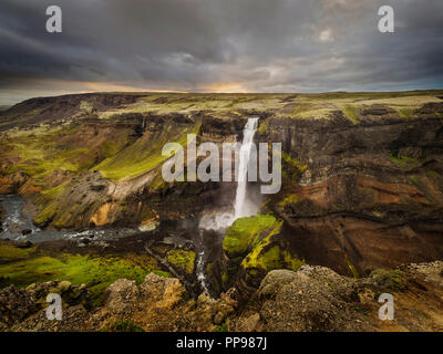 Haifoss est la quatrième plus haute cascade d'Islande. Banque D'Images