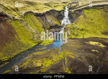 Haifoss est la quatrième plus haute cascade d'Islande. Banque D'Images