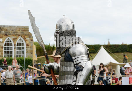 TONBRIDGE, Angleterre - le 9 septembre 2018 : chevalier médiéval, armure de combat en portant une arme, le bras de pôle à la Foire Médiévale à Tonbridge Castle Banque D'Images