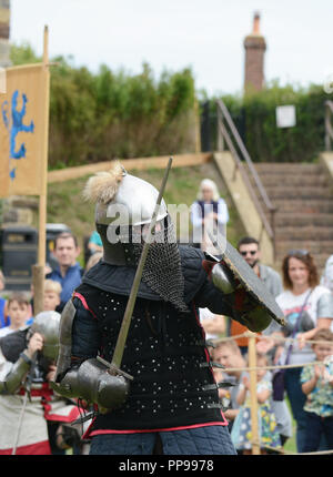 TONBRIDGE, Angleterre - le 9 septembre 2018 : guerrier vêtu d'armure de combat de l'Est du Moyen Âge se bat avec une épée et un bouclier Banque D'Images