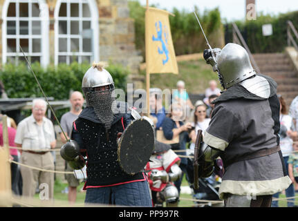 TONBRIDGE, Angleterre - le 9 septembre 2018 : duel entre combattants combat vêtus de costumes médiévaux à partir de l'Est et l'ouest à une foire médiévale à Tonbridge C Banque D'Images