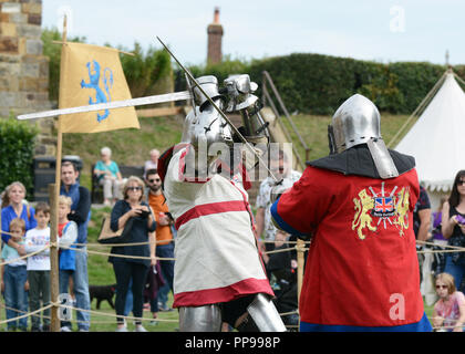 TONBRIDGE, Angleterre - le 9 septembre 2018 : Deux chevaliers en tenue de combat médiéval lutte avec des épées à la Foire Médiévale à Tonbridge Castle Banque D'Images