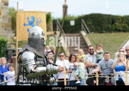 TONBRIDGE, Angleterre - le 9 septembre 2018 : chevalier médiéval en pleine bataille d'apparat avec une visière maille brandit son épée à une bataille re-enactment dans Banque D'Images