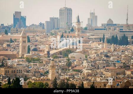 Jérusalem, Israël. Le 15 septembre 2017. Une vue de l'église du Saint-Sépulcre (dômes gris) dans la vieille ville de Jérusalem. Banque D'Images