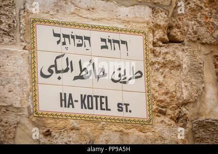 Ha-Kotel Street sign près du mur occidental à Jérusalem, Israël. Banque D'Images