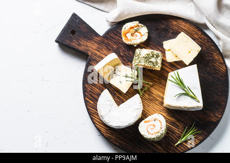 Assiette de fromage sur la table blanche. Banque D'Images