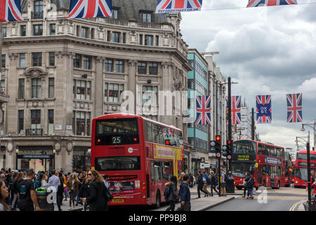 Londres, ANGLETERRE - 16 juin 2016 : nuages sur Oxford Street, City de Londres, Angleterre, Grande-Bretagne Banque D'Images