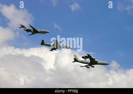 L'équipe de Waddington RAF accueil démonstration de vol de l'aile. Royal Air Force Hawker Siddeley Nimrod R1, Boeing E-3 Sentry et Sentinel R1 les avions à réaction. Jets Banque D'Images