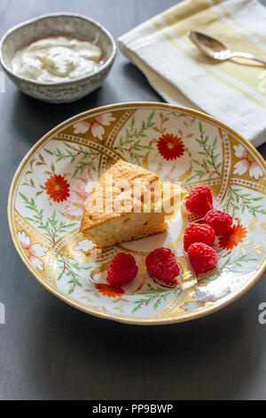 Gâteau éponge aux framboises Banque D'Images