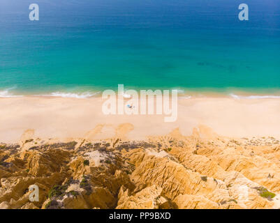 Vue aérienne de la plage de Comporta, Portugal. Le plus long d'Europe étendue de sable. Banque D'Images