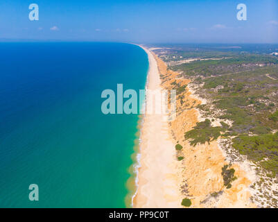 Vue aérienne de la plage de Comporta, Portugal. Le plus long d'Europe étendue de sable. Banque D'Images