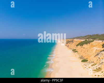 Vue aérienne de la plage de Comporta, Portugal. Le plus long d'Europe étendue de sable. Banque D'Images