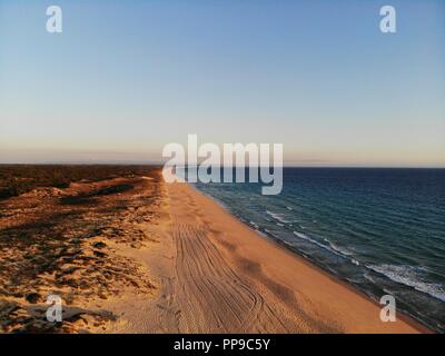 Vue de la plage de Carvalhal à Comporta au coucher du soleil Banque D'Images