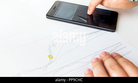 Libre de droit des affaires à l'aide pendant l'analyse de stock calculatrice l'activité des ventes Banque D'Images