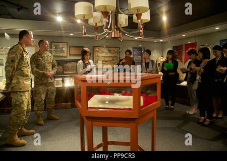 Le lieutenant-Colonel Jonathan Ebbert, directeur de soutien de l'armée, la Garde nationale du District de Columbia et le Major Paul Tumminello, chirurgien de l'État adjoint, DCNG fournit un mot de bienvenue aux membres de l'Tomodachi, Johnson & Johnson Programme de formation en soins infirmiers en cas de catastrophe, le 14 août 2018 au musée DCNG, à l'Armory DCNG, Washington, D.C., les membres ont reçu la visite du musée et un exposé des capacités dans le cadre de l'Initiative Tomodachi. L'initiative est un chef de file de l'éducation et de la culture née de l'échange pour soutenir le Japon s'était remis de l'édition 2011 du grand séisme de l'Est du Japon. Banque D'Images