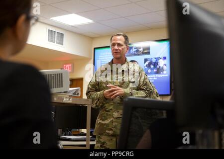 Le Major Paul Tumminello, chirurgien de l'État adjoint, District of Columbia, discute de la Garde nationale d'intervention en cas de crise médicale avec des membres de l'Tomodachi, Johnson & Johnson Programme de formation en soins infirmiers en cas de catastrophe, le 14 août 2018 à la DCNG Armory Centre d'opérations commun, Washington, D.C., les membres ont eu une visite guidée de la DCNG musée et un exposé des capacités dans le cadre de l'Initiative Tomodachi. L'initiative est un chef de file de l'éducation et de la culture née de l'échange pour soutenir le Japon s'était remis de l'édition 2011 du grand séisme de l'Est du Japon. Banque D'Images