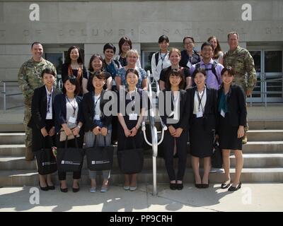 Le lieutenant-Colonel Jonathan Ebbert, directeur de l'appui militaire du District de Columbia et de la Garde nationale Maj Paul Tumminello, chirurgien de l'État adjoint, DCNG posent pour une photo avec les membres de l'Tomodachi, Johnson & Johnson Programme de formation en soins infirmiers en cas de catastrophe, le 14 août 2018 en face de la DCNG armoirie, Washington, D.C., les membres ont eu une visite guidée de la DCNG musée et un exposé des capacités dans le cadre de l'Initiative Tomodachi. L'initiative est un chef de file de l'éducation et de la culture née de l'échange pour soutenir le Japon s'était remis de l'édition 2011 du grand séisme de l'Est du Japon. Banque D'Images