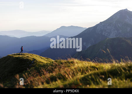 Fit young woman randonnées en montagne et profiter de la vue panoramique sur les alpes et le lac de Bohinj, Slatnik, Slovénie Banque D'Images