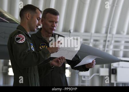 U.S. Air Force Gen. Tod D. Wolters, Forces aériennes des États-Unis en Afrique, commandant des Forces Europe-Air parle avec le Lieutenant-colonel Michael Richard, 480e Escadron de chasse, commandant de l'aéronef dans un abri à la base aérienne de Spangdahlem, en Allemagne, le 16 août 2018. Richard ont examiné les opérations de l'escadron et les capacités tactiques. Banque D'Images