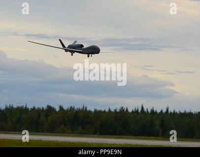 Un RQ-4 Global Hawk, affecté à la 12e Escadron de reconnaissance, des terres au cours de Drapeau Rouge Alaska 18-3, Août 16, 2018, à Eielson Air Force Base, en Alaska. C'est la première fois qu'un RQ-4 a atterri en Alaska au cours de l'exercice d'entraînement de combat simulé. Banque D'Images