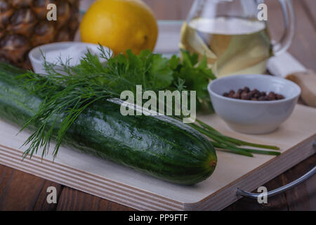 Un ensemble de produits frais pour faire une délicieuse salade d'été Banque D'Images