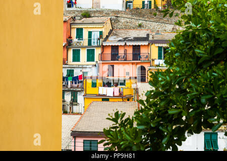 CINQUE TERRE, ITALIE - 25 avril 2018 ; des maisons de style terrasse lave-out sur le côté du bâti de séchage située dans petit village de pêcheurs Banque D'Images