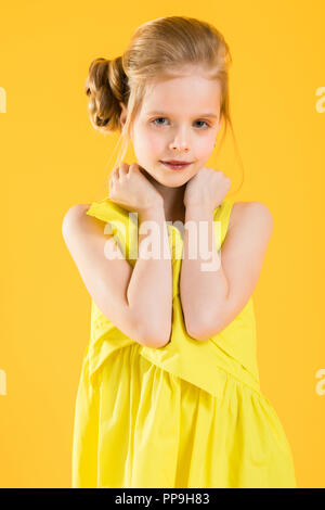 Portrait d'une jeune fille blonde à la taille. Banque D'Images