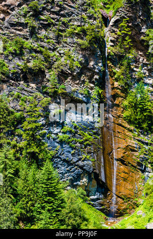 Voir la nature avec une cascade dans l'Annapurna Conservation Area, un point de destination pour les alpinistes et la plus grande zone protégée du Népal. Banque D'Images