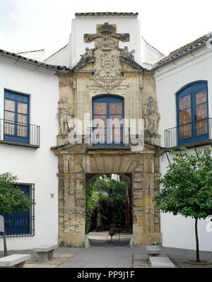 PALACIO DE VIANA. Vista general de la fachada del siglo XVI donde aparecen esculpidas estatuas dos que flanquean los blasones de los Argote y los Figueroa. En la parte superior, el Escudo de los Saavedra con fimera y corona del marqués y los collares de las órdenes de Carlos III y Toisón de Oro. CORDOBA. L'Andalousie. España. Banque D'Images