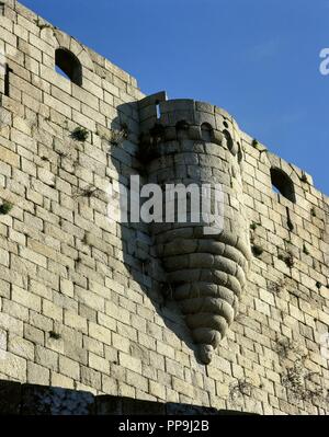 FORTALEZA DE LOS CONDES DE LEMOS. El Rey Alfonso IX en el año 1336 cedió twendorado un Pedro Fernández de Castro, señor de Lemos y Sarria. En 1560 fue reconstruida la fortaleza por Pedro Osorio. Detalle de una de las garitas de vigilancia. CASTRO CALDELAS. Provincia de Córdoba. La Galice. España. Banque D'Images