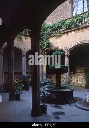 Le PATIO DE LA CASA DEL RENACIMIENTO ARCEDIANO - 1510 - CATALAN - REMODELADO EN EL SIGLO XIX. Lieu : CASA DE L'ARDIACA. Barcelone. L'ESPAGNE. Banque D'Images