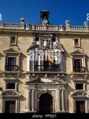 Grenade, Andalousie, espagne. Palais de la chancellerie royale. Détail de la façade. Institution créée par les Rois Catholiques, déménagement Le Tribunal de Ciudad Real à Grenade. Ce bâtiment date de vers 1530, pendant le règne de Charles I. Il a été conçu par l'architecte andalou Francisco del Castillo el Mozo (1528-1586). Banque D'Images