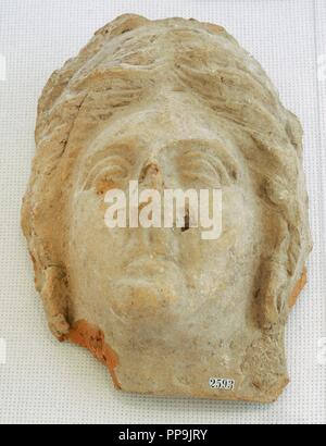 Antefix romain. Bloc vertical qui met fin à la couverture de tuiles de la toiture. 1er siècle après JC. Femme chef de caractéristiques classiques. Cheveux avec une bande centrale, les cheveux recueillis, avec des touffes. L'Espagne. Musée Archéologique National. Tarragone. La Catalogne, Espagne. Banque D'Images