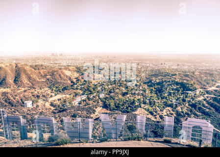 LOS ANGELES, CALIFORNIE - Le 25 septembre 2016 : Le panneau Hollywood avec vue sur Los Angeles. Le signe iconique a été créé en 1923. Banque D'Images