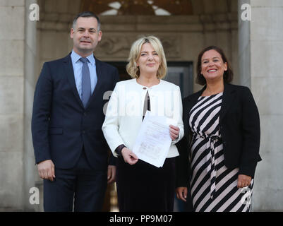 PIXELATED ADRESSE PAR PA PHOTO bureau chef du Sinn Fein Mary Lou McDonald (à droite) avec le porte-parole des finances Pearse Doherty(à gauche) et son groupe est un candidat à l'élection présidentielle ni Liadh Riada comme elle les mains dans sa déclaration de candidature à la Maison des Douanes à Dublin. Banque D'Images