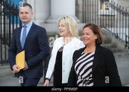 Leader du Sinn Fein Mary Lou McDonald (à droite) avec le porte-parole des finances Pearse Doherty(à gauche) et son groupe est un candidat à l'élection présidentielle ni Liadh Riada comme elle les mains dans sa déclaration de candidature à la Maison des Douanes à Dublin. Banque D'Images