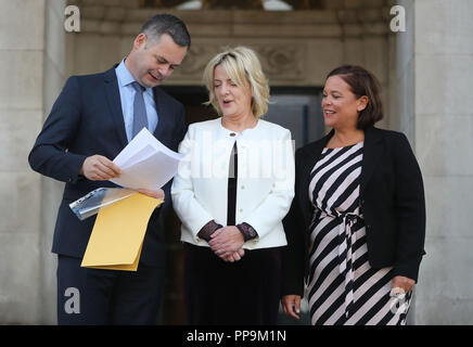 Leader du Sinn Fein Mary Lou McDonald (à droite) avec le porte-parole des finances Pearse Doherty(à gauche) et son groupe est un candidat à l'élection présidentielle ni Liadh Riada comme elle les mains dans sa déclaration de candidature à la Maison des Douanes à Dublin. Banque D'Images