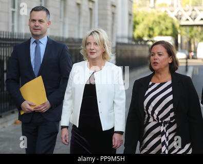 Leader du Sinn Fein Mary Lou McDonald (à droite) avec le porte-parole des finances Pearse Doherty(à gauche) et son groupe est un candidat à l'élection présidentielle ni Liadh Riada comme elle les mains dans sa déclaration de candidature à la Maison des Douanes à Dublin. Banque D'Images