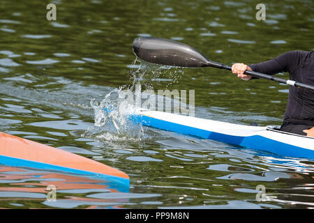 Photo d'une partie d'un kayak avec une pagaie et un rameur. Banque D'Images