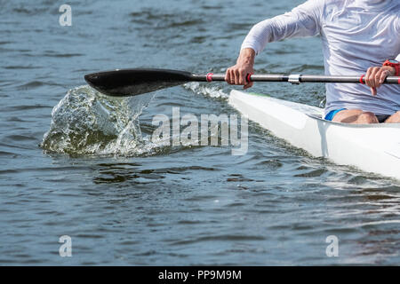 Photo d'une partie d'un kayak avec une pagaie et un rameur. Banque D'Images