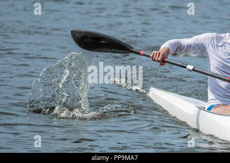 Photo d'une partie d'un kayak avec une pagaie et un rameur. Banque D'Images