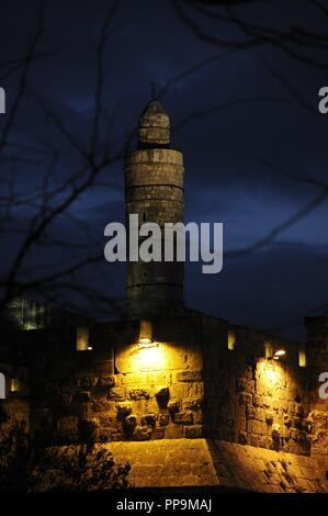 Israël. Jérusalem. Murs de la vieille ville et Tour de David (Citadelle). Vue de nuit. Banque D'Images