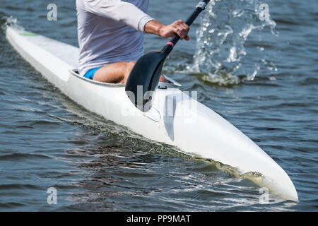 Photo d'une partie d'un kayak avec une pagaie et un rameur. Banque D'Images