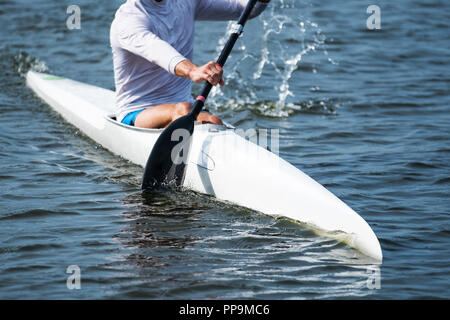 Photo d'une partie d'un kayak avec une pagaie et un rameur. Banque D'Images