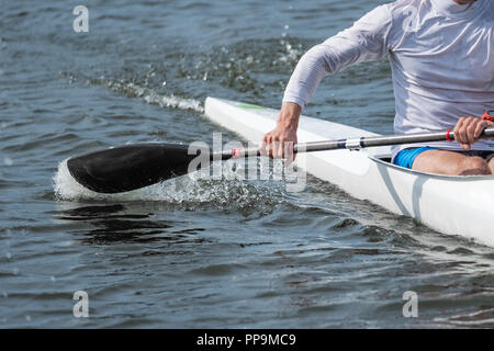 Photo d'une partie d'un kayak avec une pagaie et un rameur. Banque D'Images