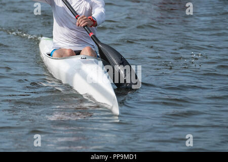 Photo d'une partie d'un kayak avec une pagaie et un rameur. Banque D'Images