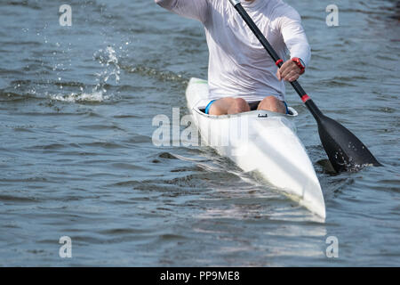 Photo d'une partie d'un kayak avec une pagaie et un rameur. Banque D'Images