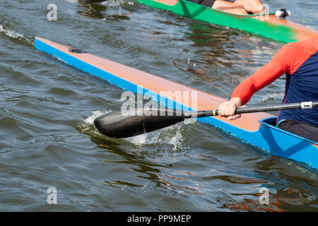 Photo d'une partie d'un kayak avec une pagaie et un rameur. Banque D'Images